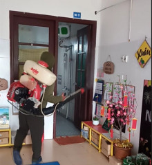 Trường Mầm non Cự Khê phun thuốc diệt muỗi và côn trùng phòng chống dịch bệnh và sốt xuất huyết