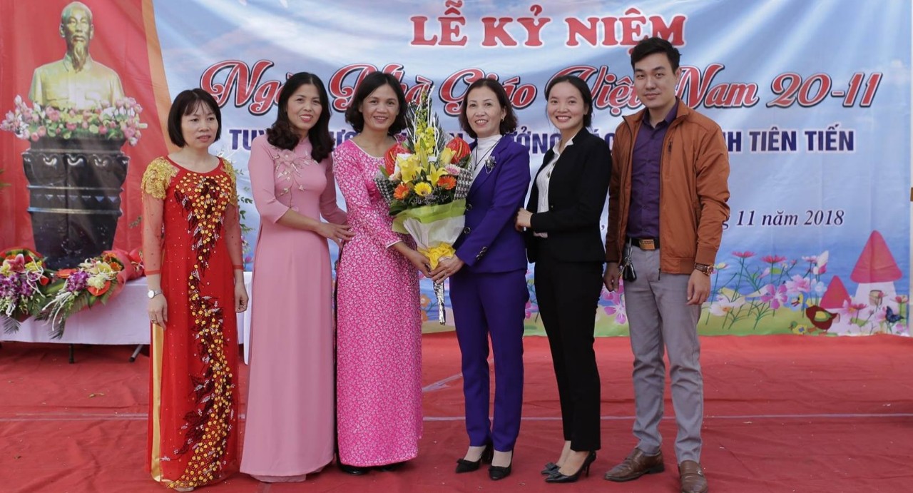 BGH nhà trường chụp hình lưu niệm UBND Xã Cự Khê