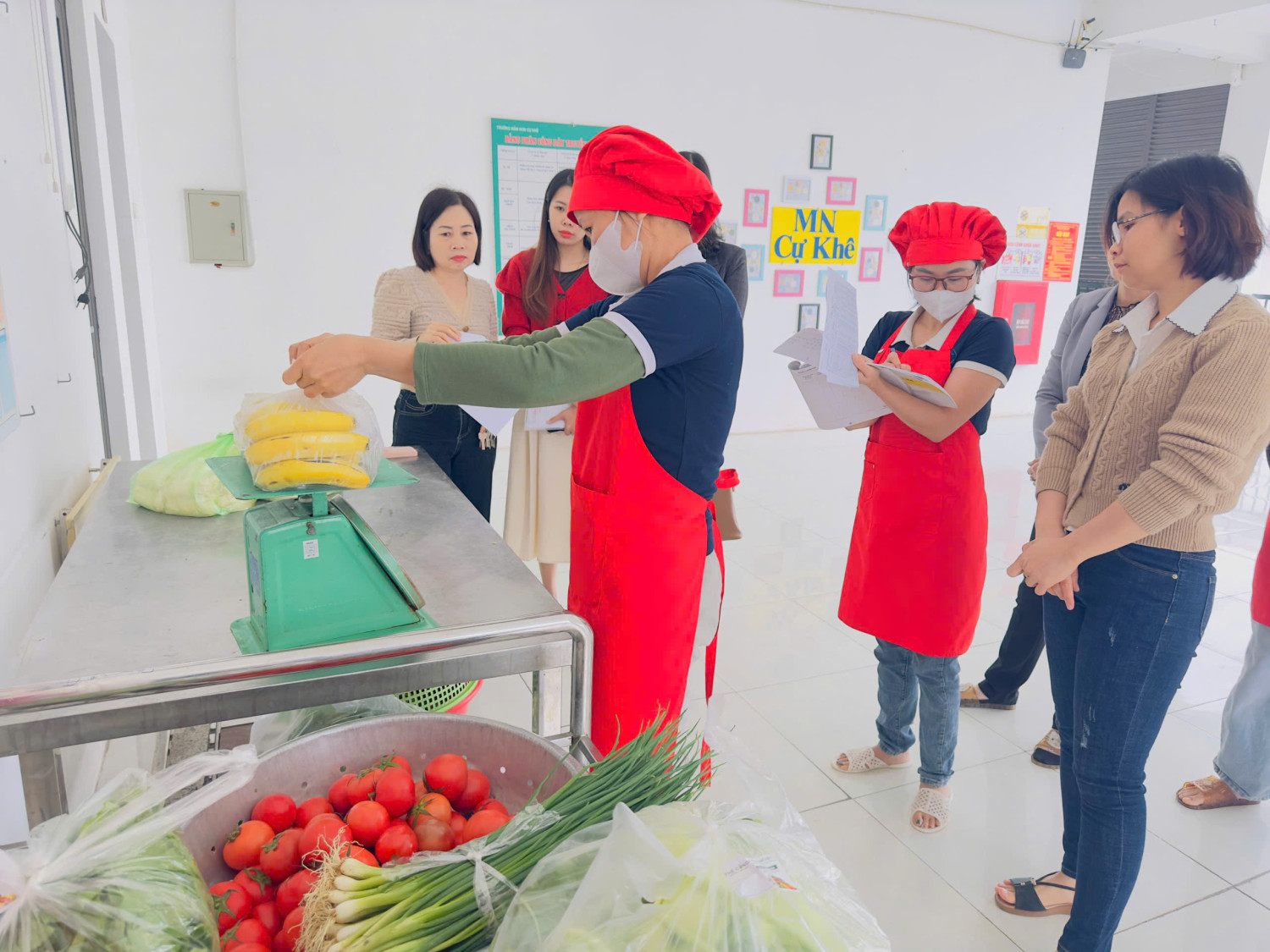 CÔNG TÁC GIAO NHẬN THỰC PHẨM TẠI TRƯỜNG MẦM NON CỰ KHÊ