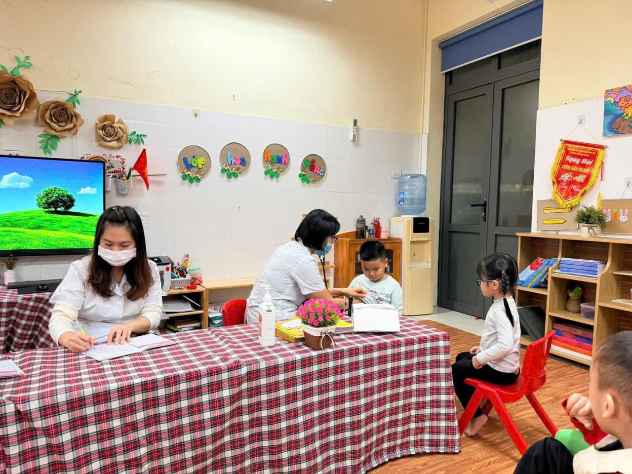 TRƯỜNG MẦM NON CỰ KHÊ TỔ CHỨC KHÁM SỨC KHOẺ ĐỢT 1 CHO TRẺ NĂM HỌC 2025-2026