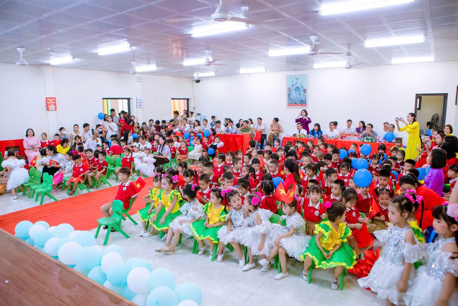 Toàn cảnh hội trường Lễ khai giảng năm học 2026 – 2027 với sự tham dự đông đủ của các đại biểu, phụ huynh và các con học sinh